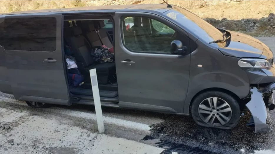 Yamaçtan kopan kaya parçası araca çarptı