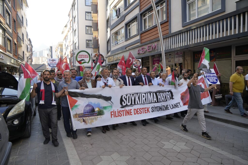 Gümüşhane’de yüzlerce kişi Haniye ve Filistin için yürüdü