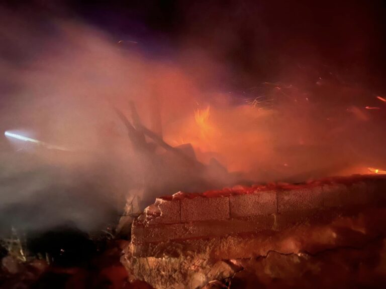 Köse’de çıkan yangında 10 ev ve ahır kullanılamaz hale geldi