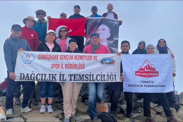 Acembol Zirvesine Zafer tırmanışı