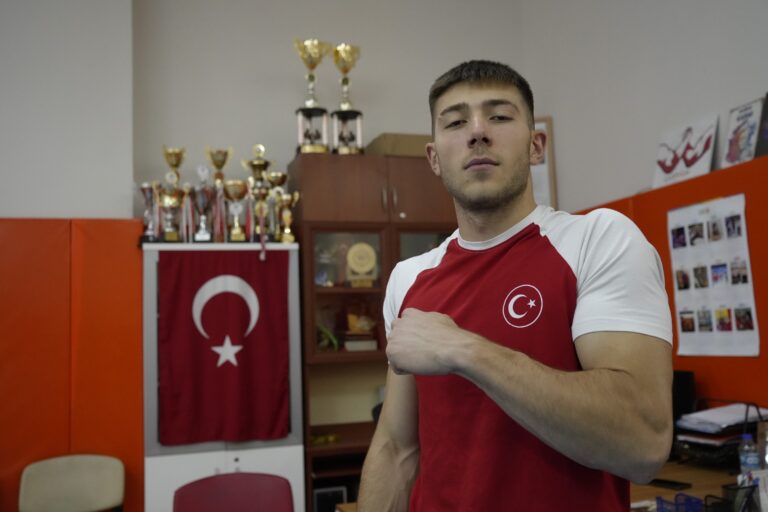 Tam bitti derken antrenörünün desteğiyle dünya sahnesine çıktı