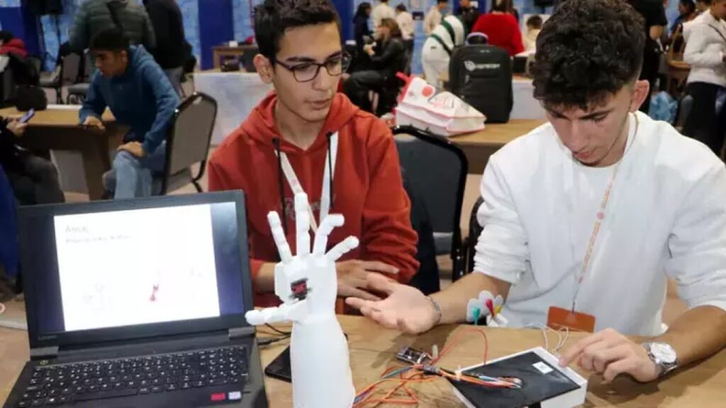 Gümüşhaneli liseliler, ellerini kaybedenler için ‘robot el’ geliştirdi