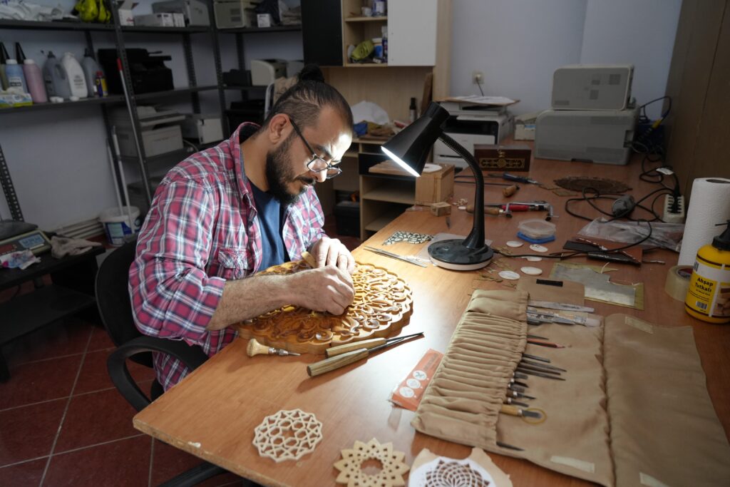 Sedef Kakma sanatının genç temsilcisi kadim geleneği devam ettiriyor