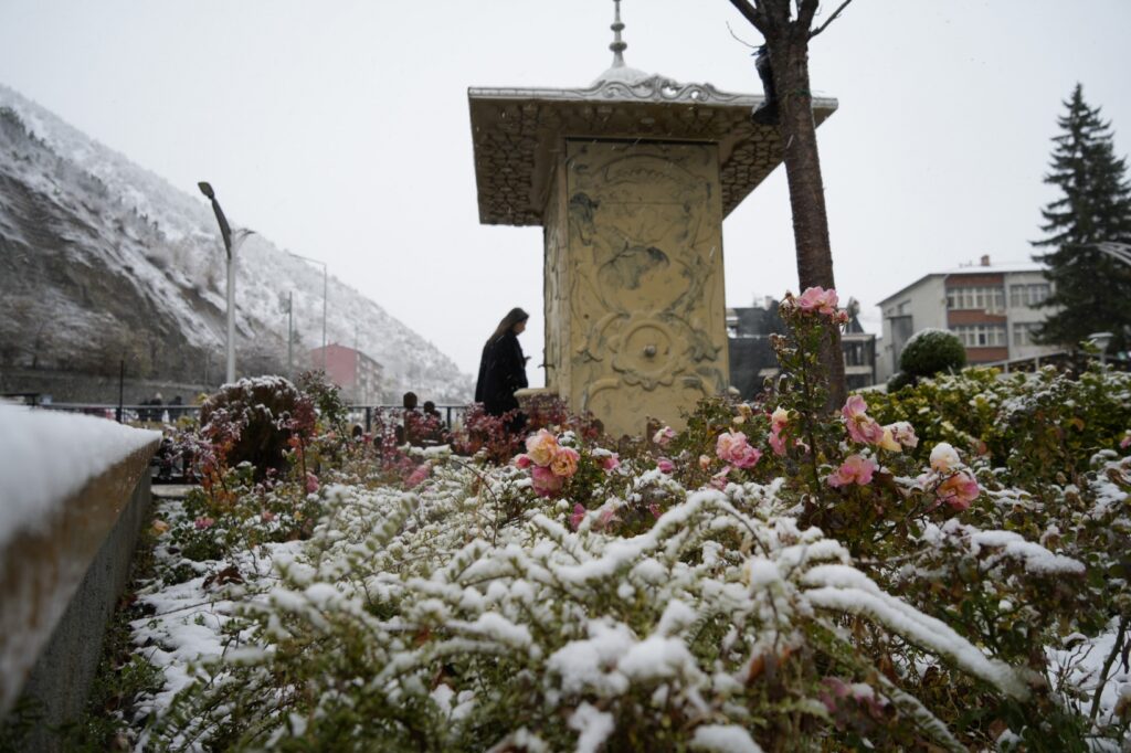Gümüşhane şehir merkezi mevsimin ilk kar yağışının ardından beyaza büründü