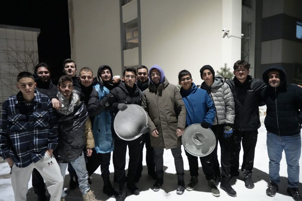 Herkes karda poşetle kayarken o çiğköfte tepsisiyle kaydı