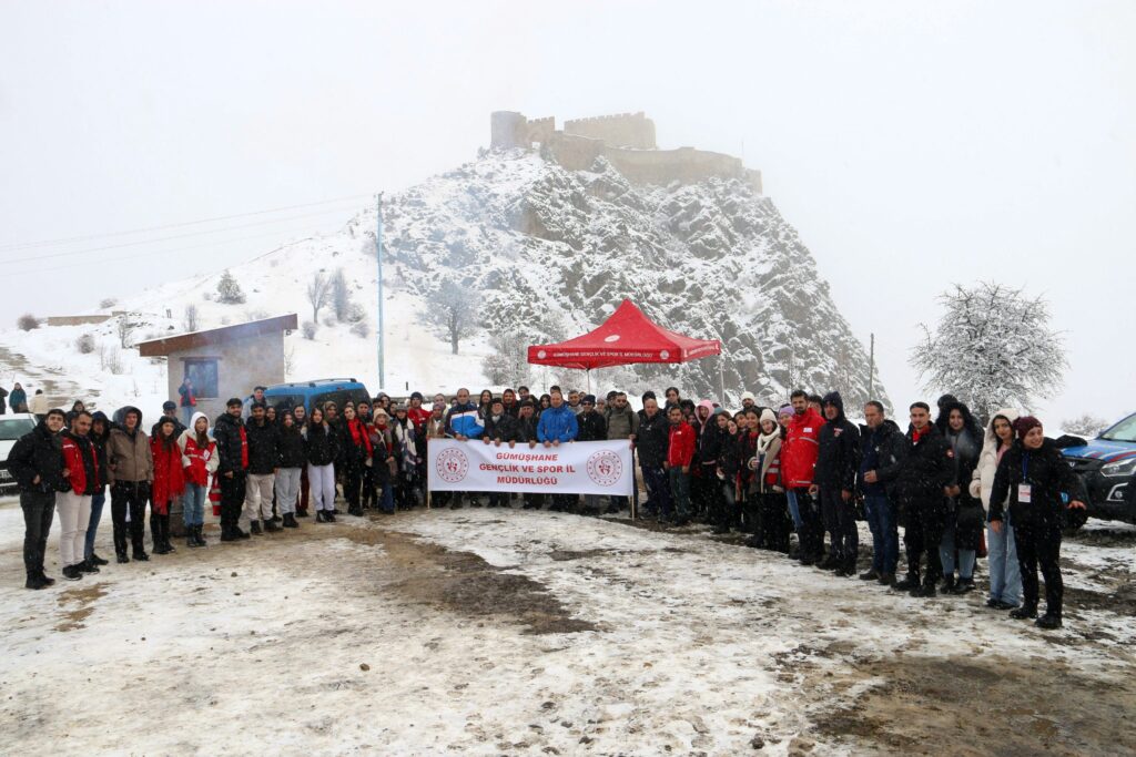 Gümüşhane’de 152 genç kar altında tarihi kaleyi keşfetti