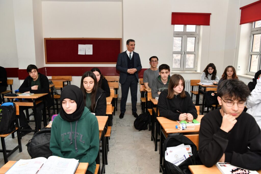 Vali Baruş Fen Lisesinde öğretmen ve öğrencilerle buluştu