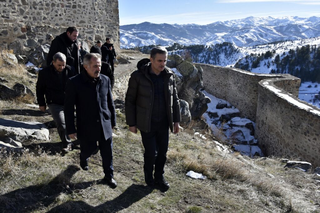 Vali Baruş, Gümüşhane’nin tarihi kalelerini inceledi