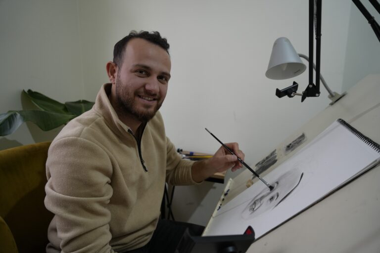 Gümüşhane’de 20 farklı ressam tarafından çizilen 20 öğrencinin portresi sahiplerine ulaştı