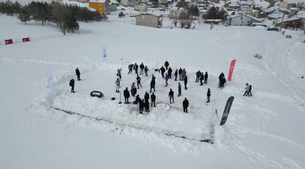 Gümüşhane’nin Yenice köyünde kar voleybolu geleneği 32 yıldır sürüyor