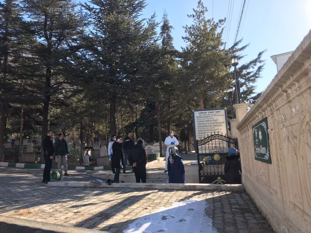 Mezarlıkta korkulan olmadı: Beyaz torba içerisinde bebek cesedi sandılar, kedi çıktı