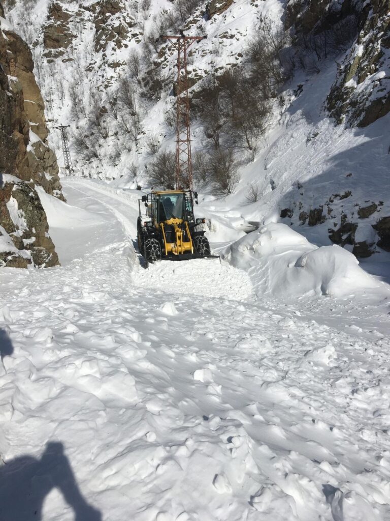Kürtün’de çığ nedeniyle kapanan köy yolu ulaşıma açıldı