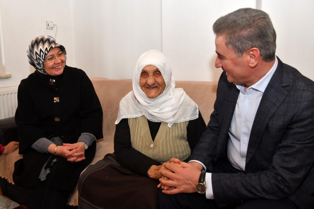 Vali Baruş’tan asırlık çınara ziyaret