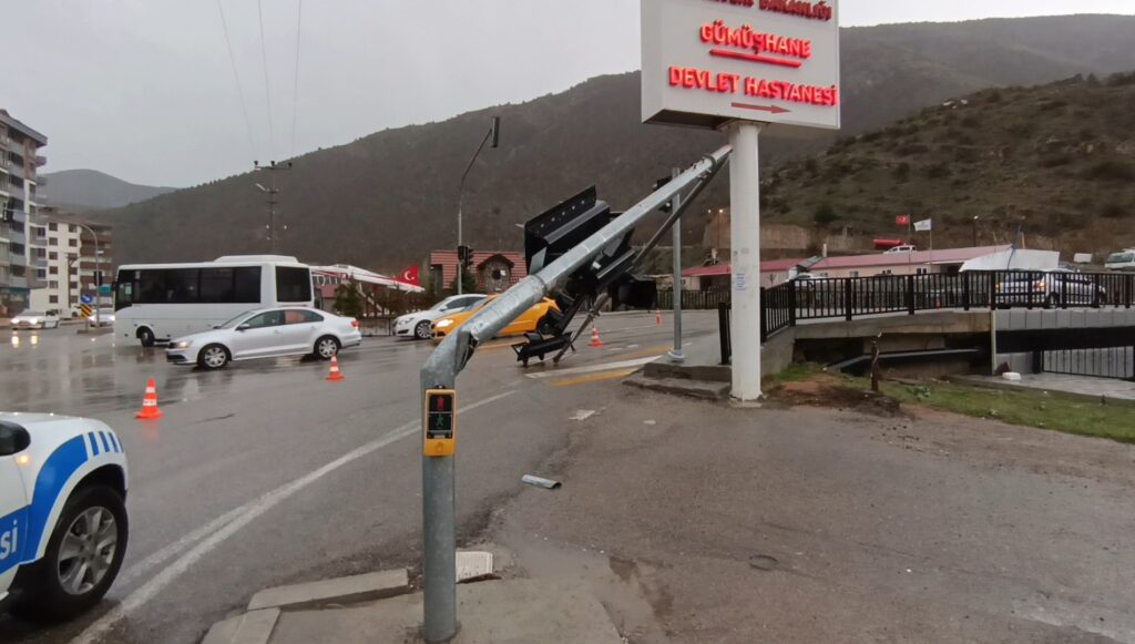 Gümüşhane’de fırtına trafik ışıklarını devirdi