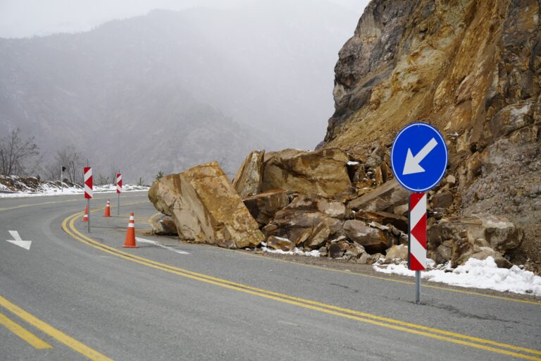 Zigana Dağı’nda yola düşen dev kayalar korkutuyor