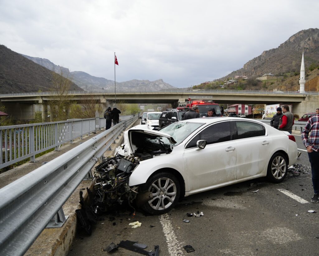 Gümüşhane’de tıra arkadan çarpan otomobildeki 2 kişi yaralandı