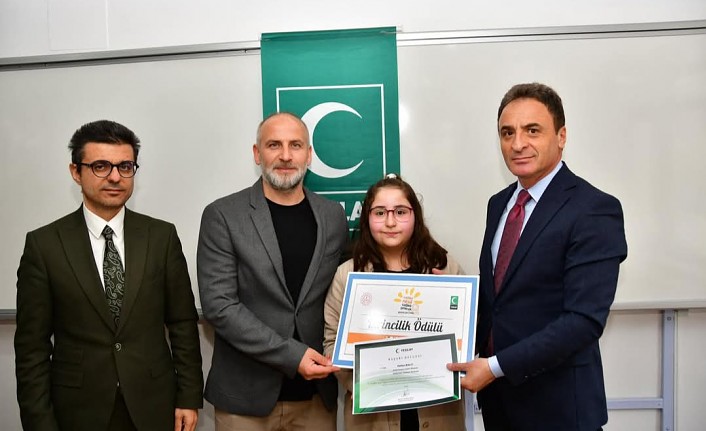 Ödülünü Filistin’e bağışladı