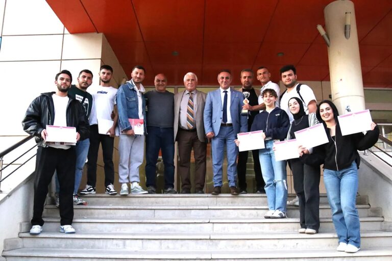 GÜ’de başarılı sporcular ödüllendirdi