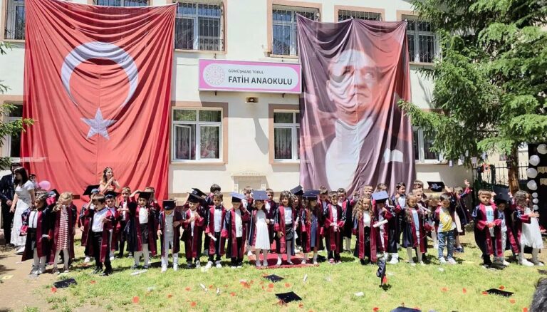 Torul’da minik öğrencilerden yıl sonu okul öncesi şenliği