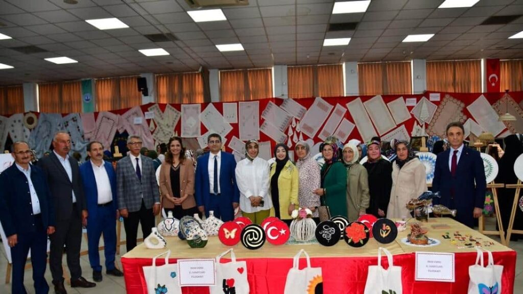 Gümüşhane’de hayat boyu öğrenme yıl sonu sergisi açıldı