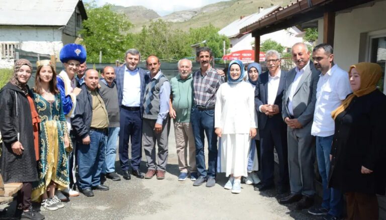 AK Parti heyetinden Gülen Yüzler Bakım Evi’ne anlamlı ziyaret