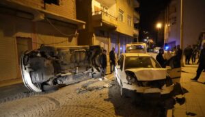 Gümüşhane’de minibüs park halindeki otomobillere çarptı: 3 yaralı