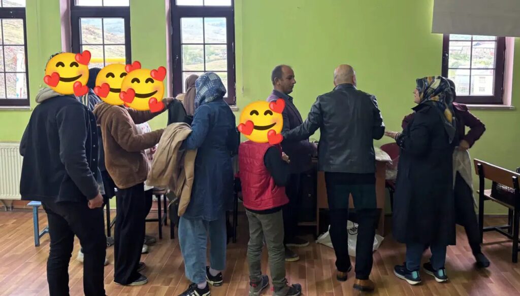 Bayram sevincini paylaşan gönüllüler, 140 çocuğun yüzünü güldürdü!