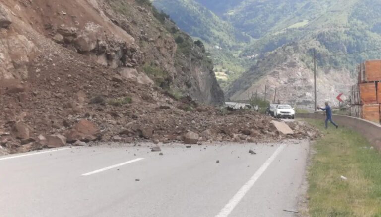 Gümüşhane’de heyelan yolu ulaşıma kapattı