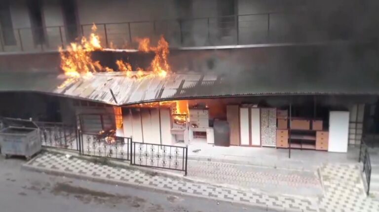 Gümüşhane’de iş merkezinde çıkan yangın korkuttu