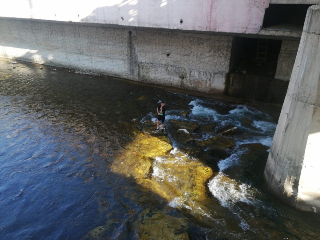 Harşit Çayında mahsur kalan çocuk kurtarıldı