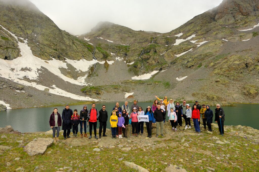 Gümüşhane’nin zirvesi Artabel Gölleri yaz güzelliğiyle büyüledi