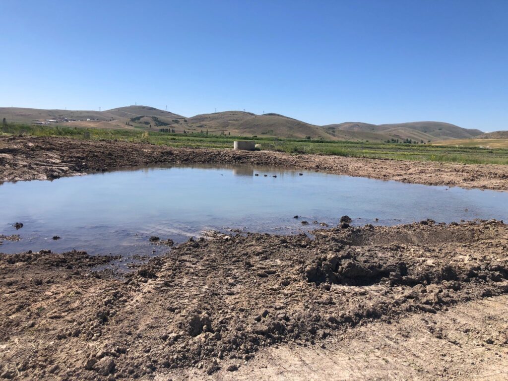 Gümüşhane Salyazı mevkiinde patlayan sulama borusu çiftçiyi mağdur ediyor