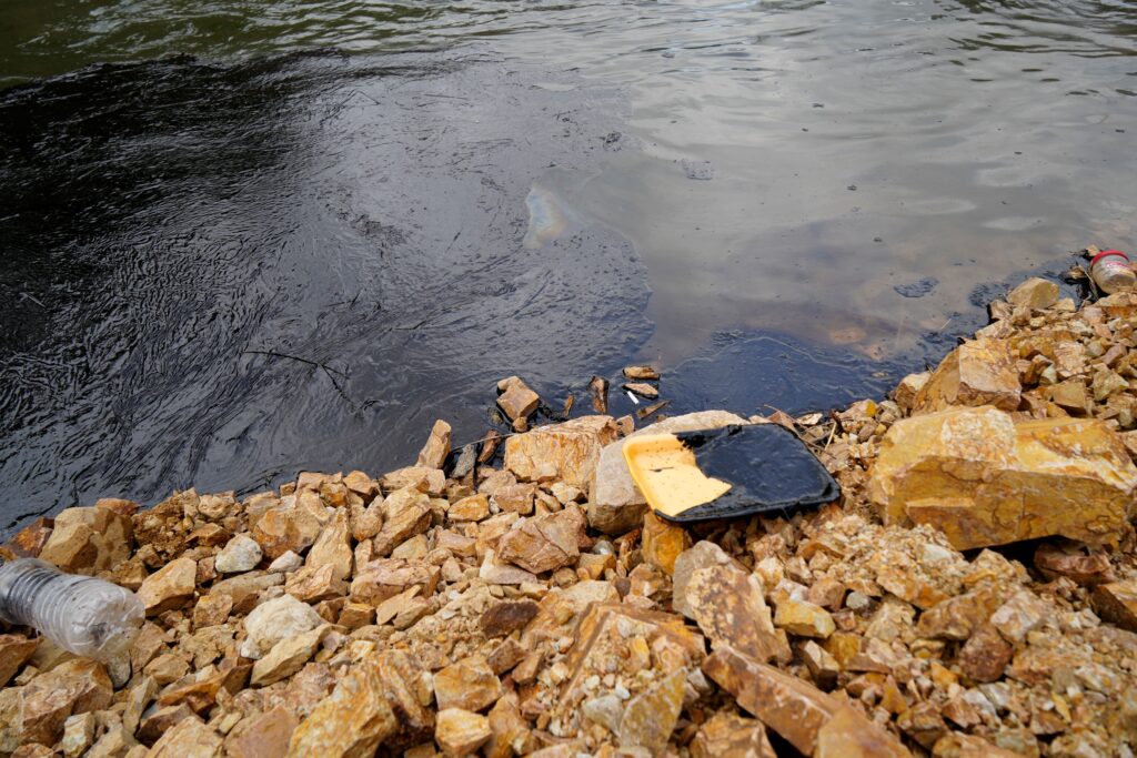 Gümüşhane’de akaryakıt sızıntısı: Harşit Çayı siyaha büründü