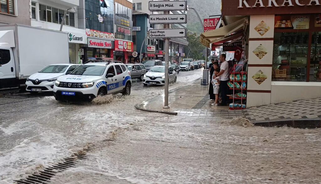 Gümüşhane’de sağanak su baskınlarına neden oldu