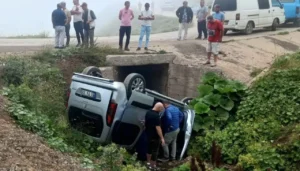 Yayla yolunda hafif ticari araç menfeze devrildi: 4 yaralı