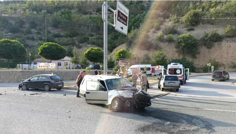 Karaca Mağarası Kavşağında Feci Kaza: 1’i Bebek, 7 Kişi Yaralandı