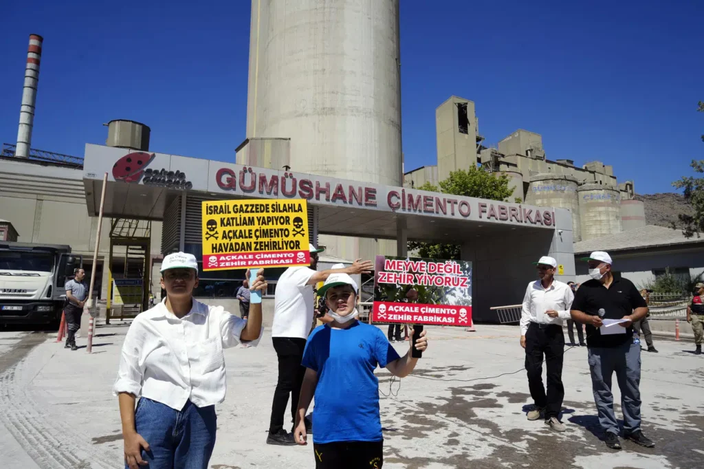 Çimento fabrikasının tozu, beldeyi isyan ettirdi