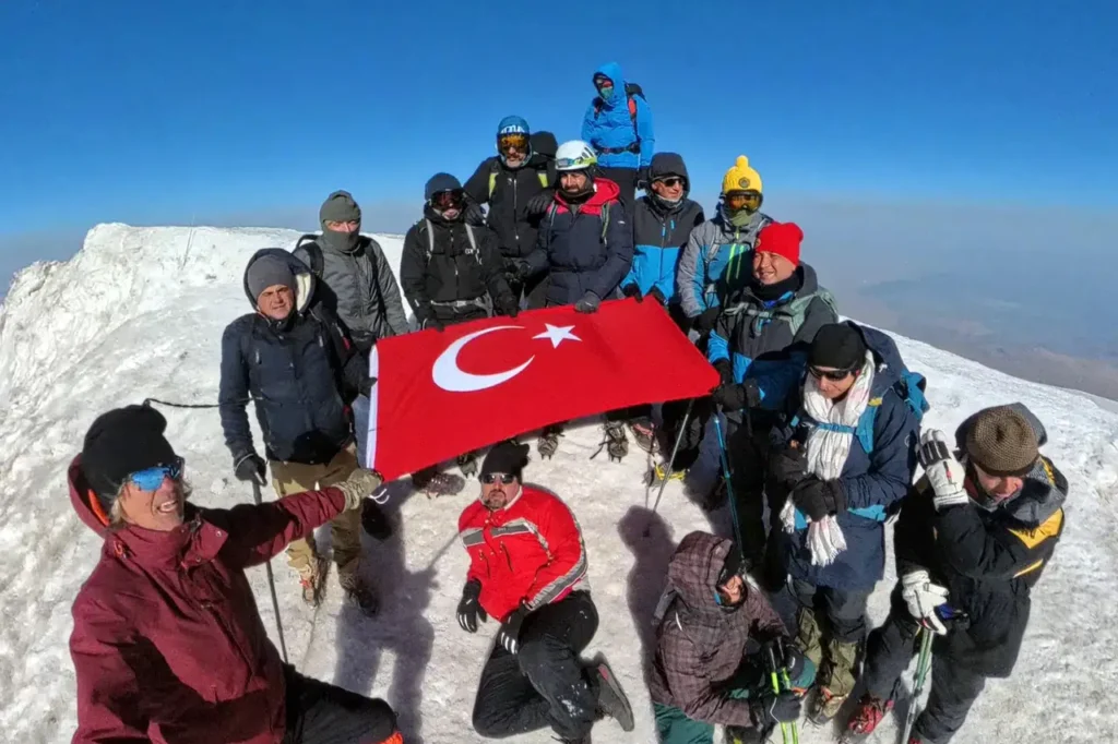 Türkiye’nin çatısında, 5 bin 137 metrede “zirve dostluğu”