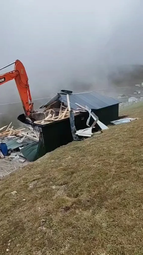 Gümüşhane yaylalarında kaçak yapıların yıkımı kararlılıkla sürüyor