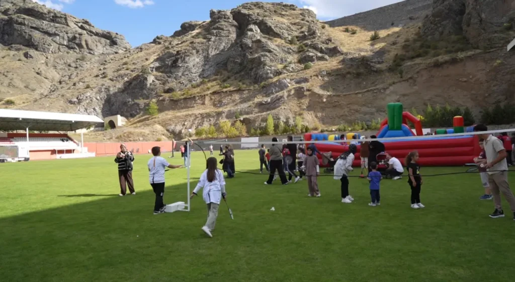 Gümüşhane’de çocuklar için düzenlenen şenlikte yüzlerce çocuk doyasıya eğlendi