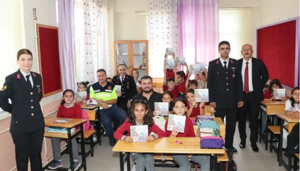 Yeni Eğitim Öğretim Yılının İlk Gününde Jandarmadan Anlamlı Ziyaret