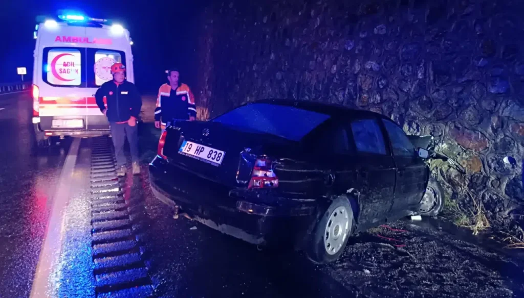 Zigana’da otomobil duvara çarptı: 3 yaralı