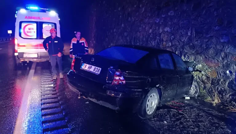 Zigana’da otomobil duvara çarptı: 3 yaralı