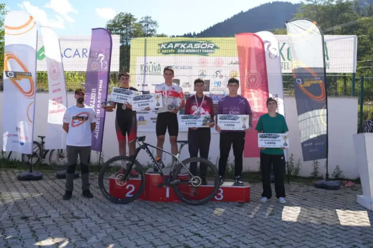 Gümüşhane Bisiklet Takımından İlk Yarışta İki Madalya