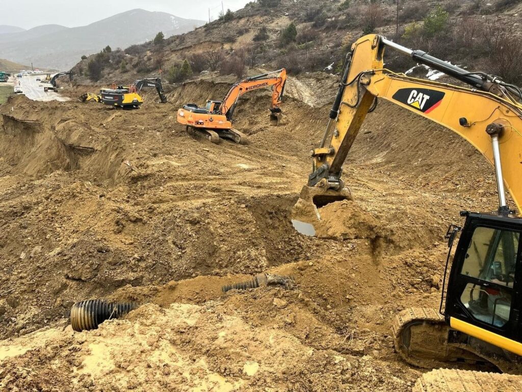 Gümüşhane-Erzincan karayolundaki heyelan bölgesinde çalışmalar sürüyor