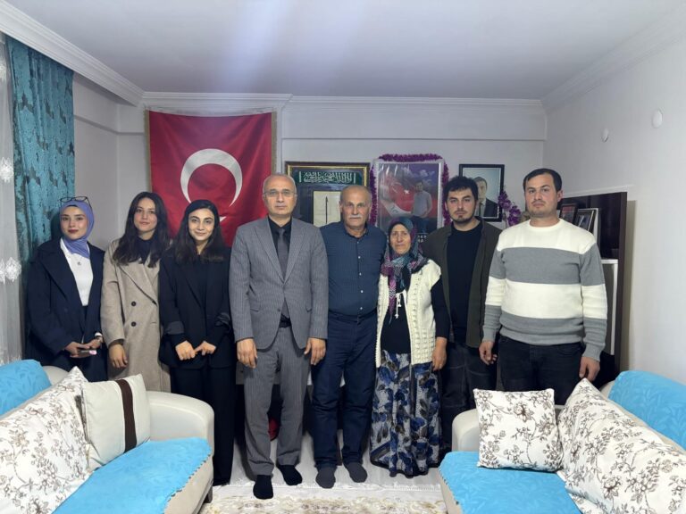 Üniversite öğrencilerinden şehit öğretmen Necmettin Yılmaz’ın ailesine ziyaret