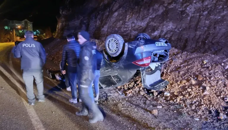 Gümüşhane’de yoldaki kaya parçaları kazaya neden oldu: 2 yaralı