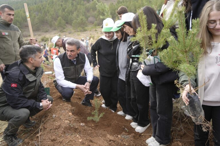 Gümüşhane’de “Yeşil Vatan Seferberliğinde” fidanlar toprakla buluştu