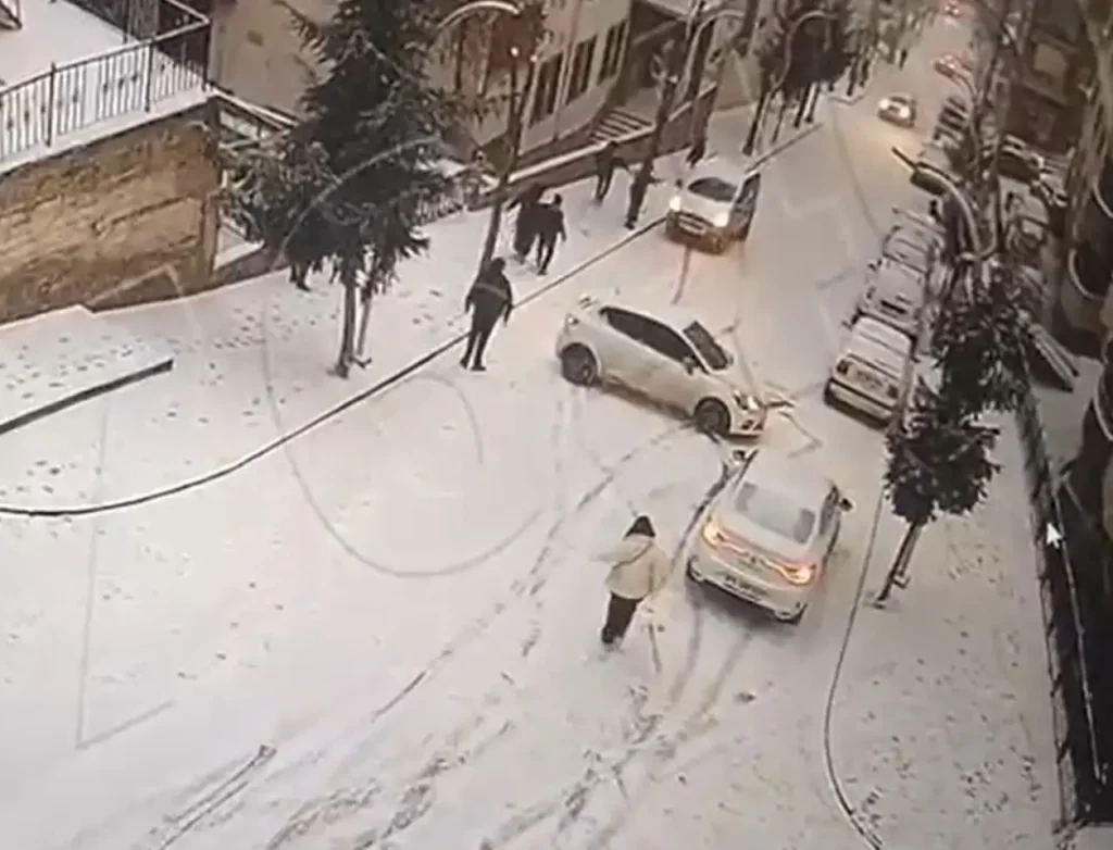 Gümüşhane’de buzlu yolda yokuş aşağı kayan araçlar kamerada