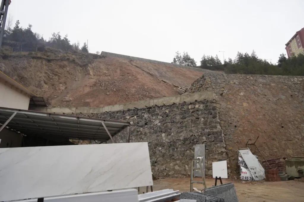 Bağlarbaşı Sanayi Sitesi’nde kabus geri mi dönüyor? Yeni yapılan istinat duvarları da çatladı